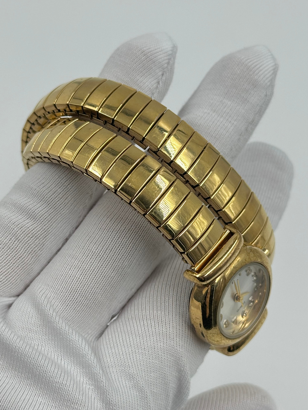 Часы на эластичном браслете