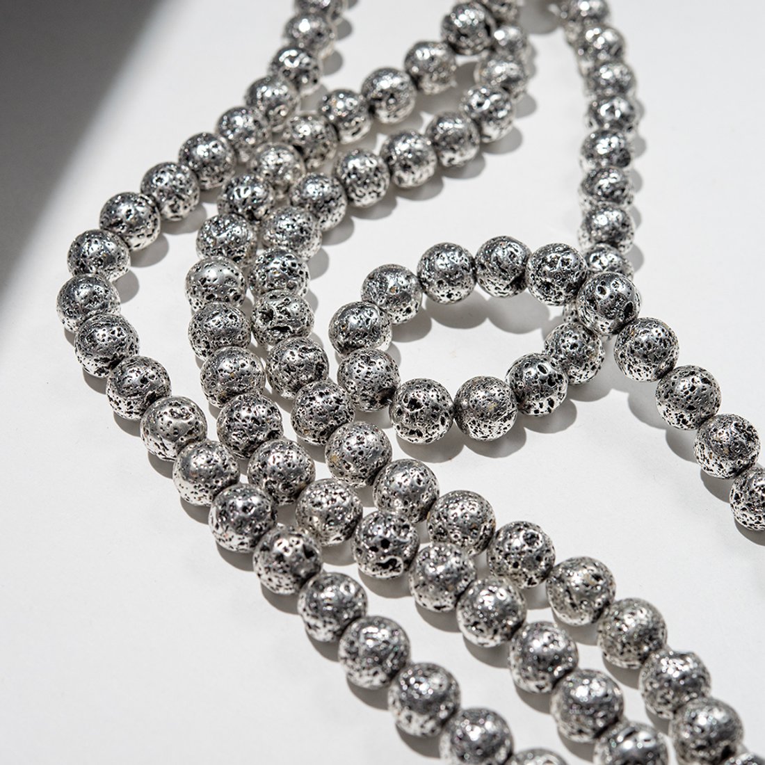 Лава вулканическая натуральная с металлическим гальваническим покрытием, 10,6мм, шар