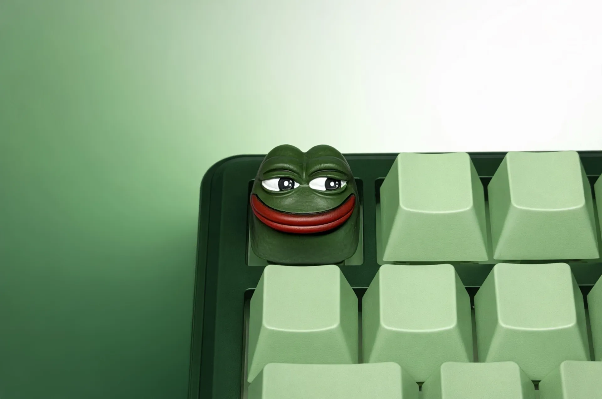Клавиша XIIX «Pepe the Frog», фото на клавиатуре - ракурс 1