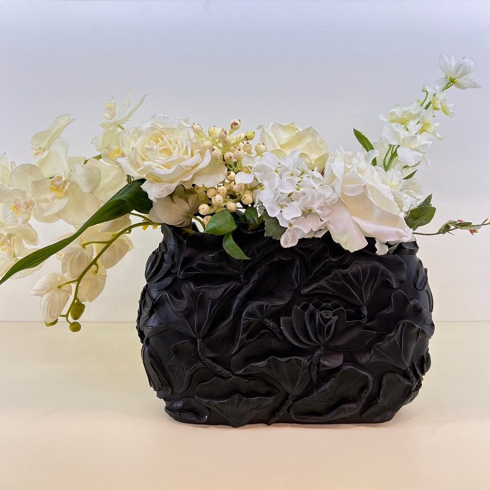 Ваза чёрная с выпуклым рисунком цветов