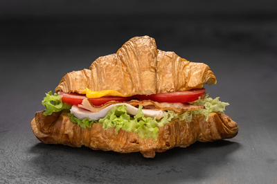 Круассан с томленым цыпленком