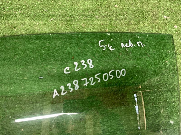 Стекло двери переднее левое Mercedes E C238 16-23