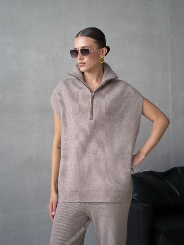 Костюм из жилета и брюк в цвете капучино