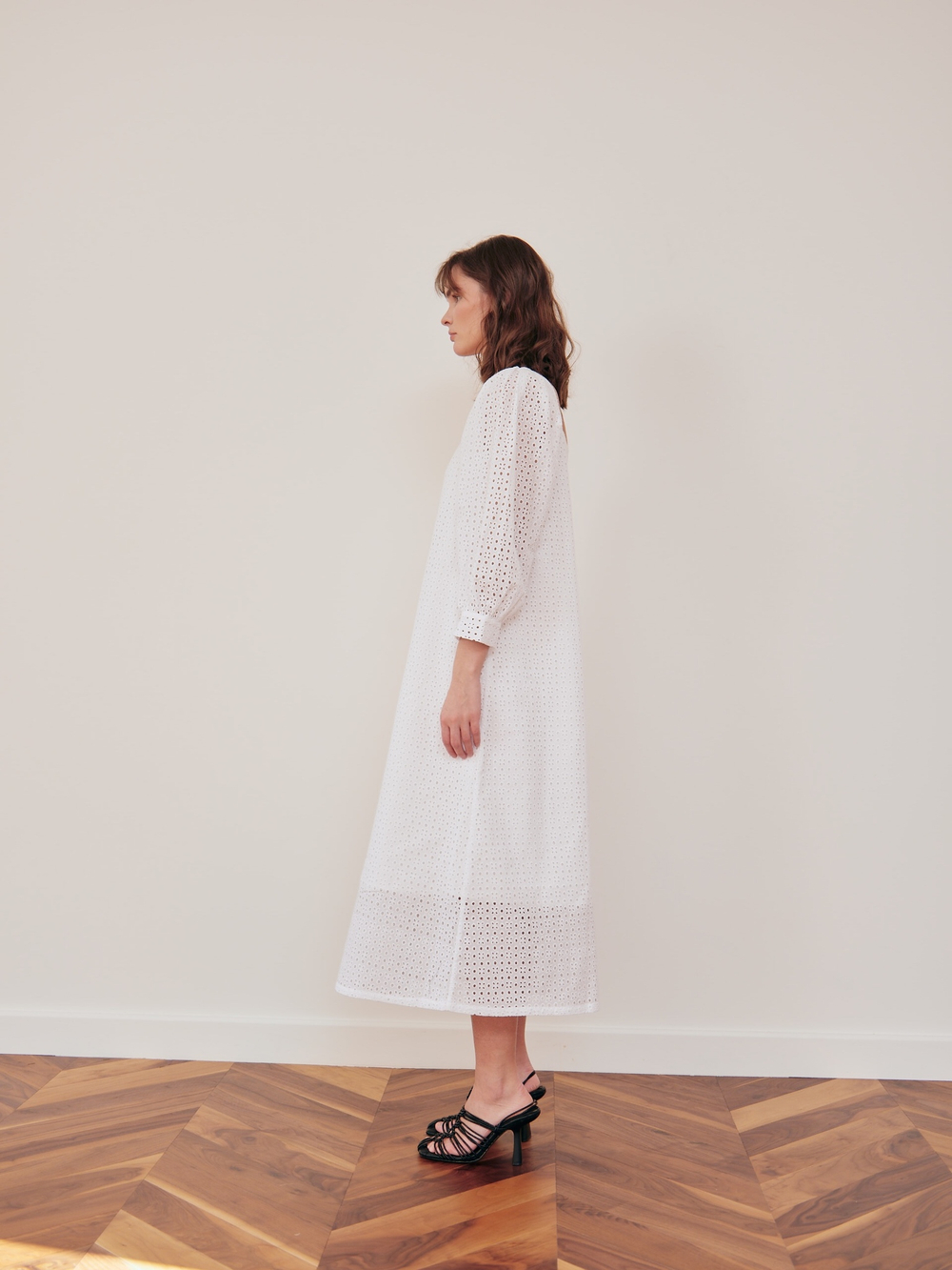 Белое хлопковое платье