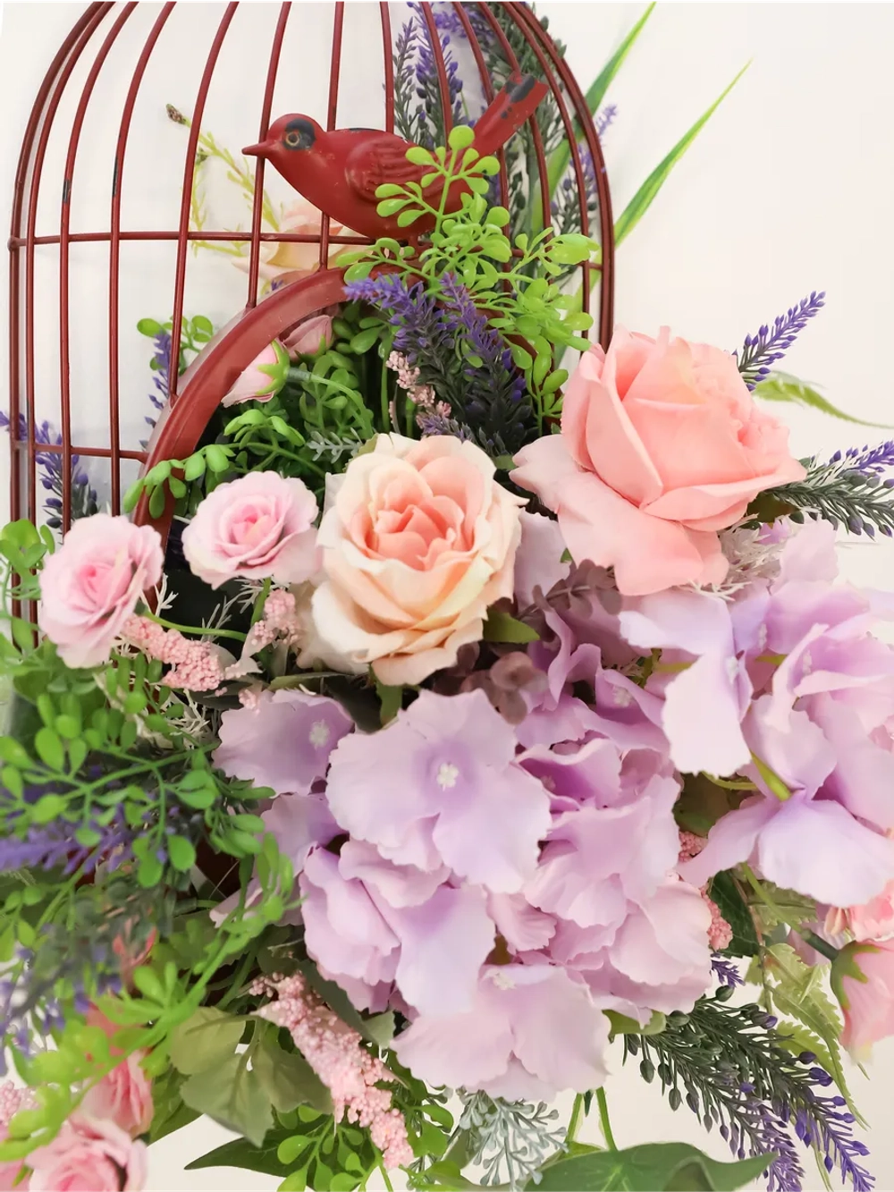 Композиция настенная с цветами в металлической клетке