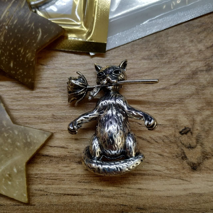 Брошь Кот с розой металл серебристый