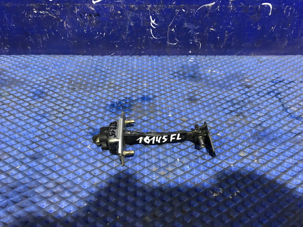 Ограничитель двери передней левой TOYOTA CALDINA 1997-2002