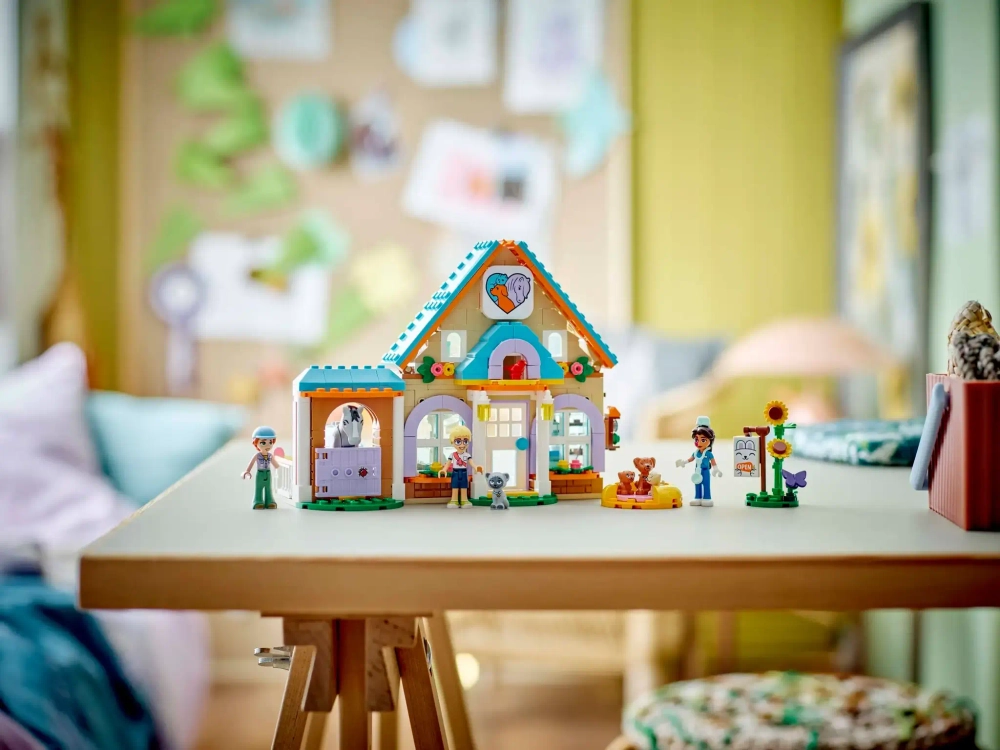 Конструктор LEGO Friends 42651 Ветеринарная клиника для лошадей и питомцев