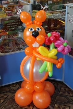 Белка с цветами