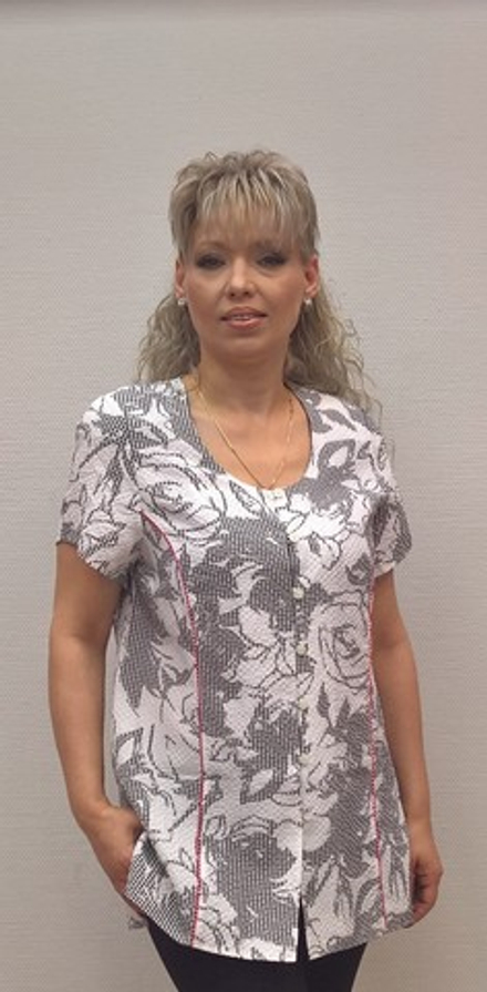 Светлая блузка с оригинальным перфорируемым рисунком