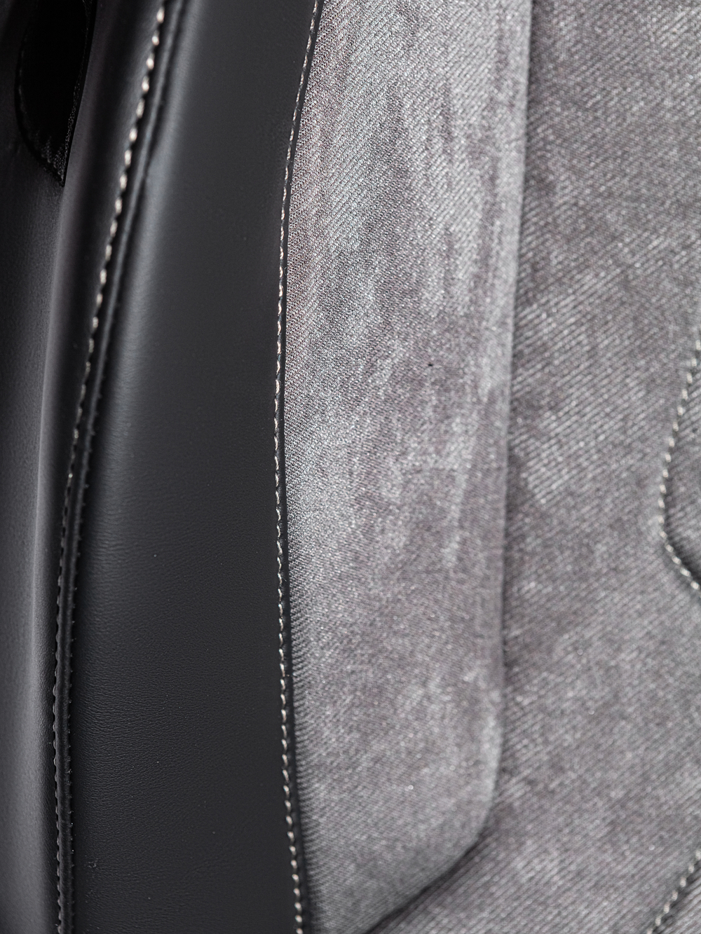 Чехлы Люкс MAN TGX, TGS с 2021 года без регулировки ремня безопасности водителя по высоте (экокожа, черный, серая вставка)