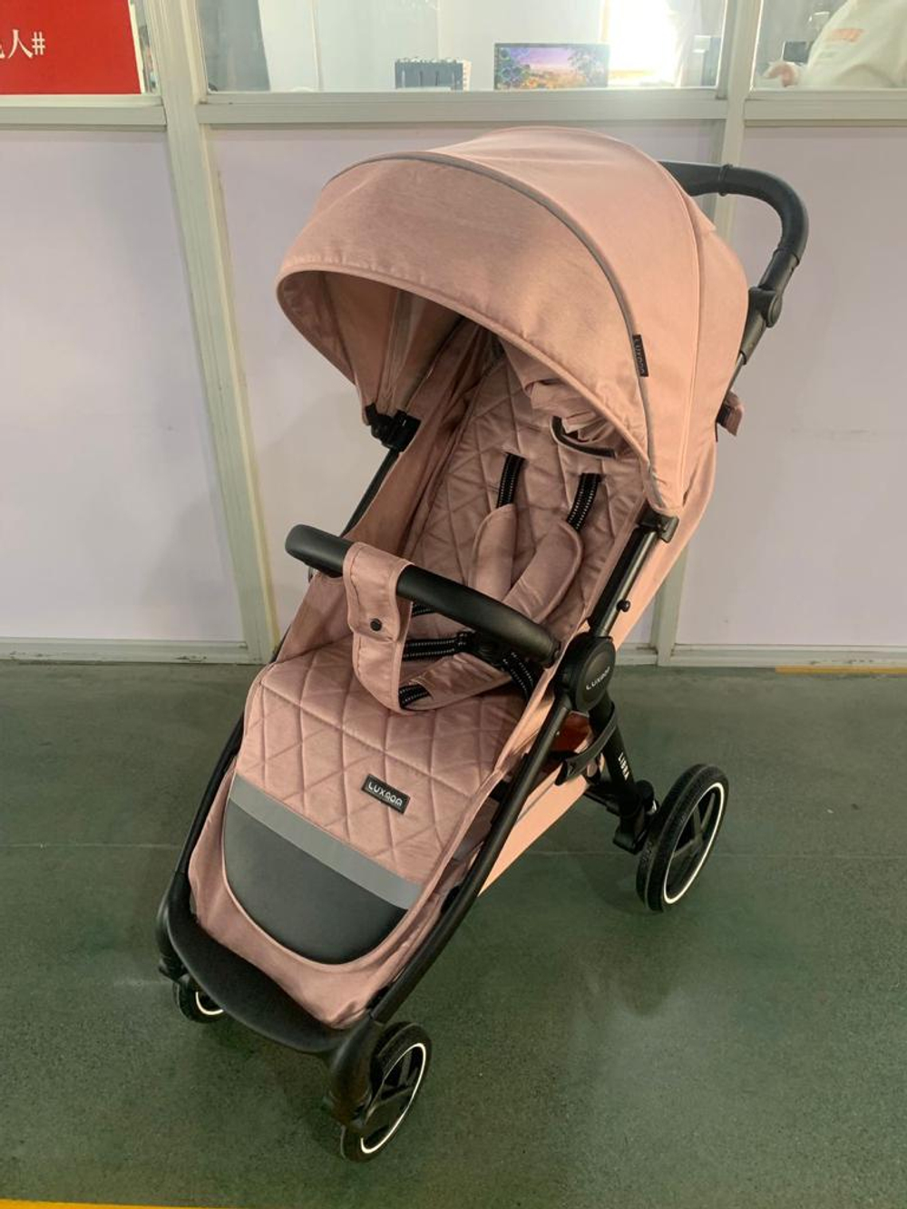 Прогулочная коляска Luxmom 730 ч/р