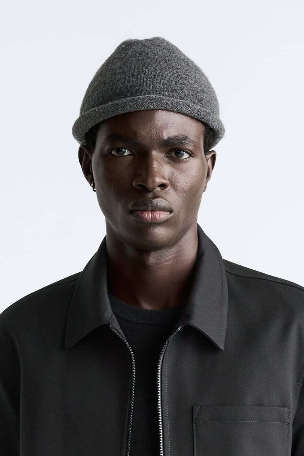 ZARA ШАПКА БИНИ С ПОЛИРОВКОЙ, СЕРЫЙ С МЕЛАНЖЕВЫМ ЭФФЕКТОМ