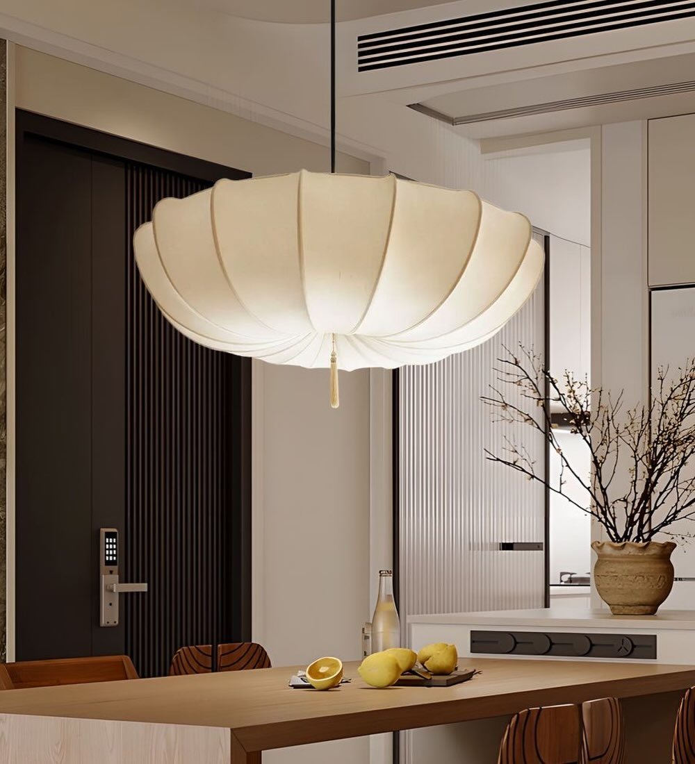 Элегантная люстра с воздушным плафоном и мягкими волнообразными линиями