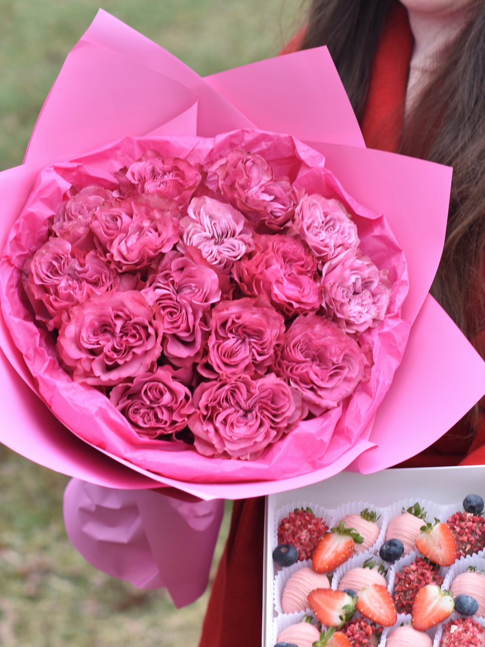 Букет из пионовидных роз «Purpur» 15 шт и клубника в шоколаде