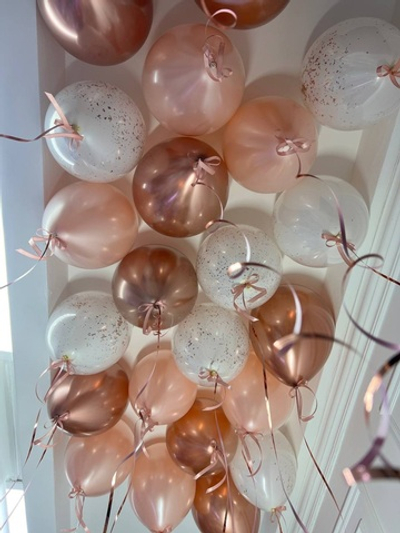 Воздушные шарики розовое золото под потолок