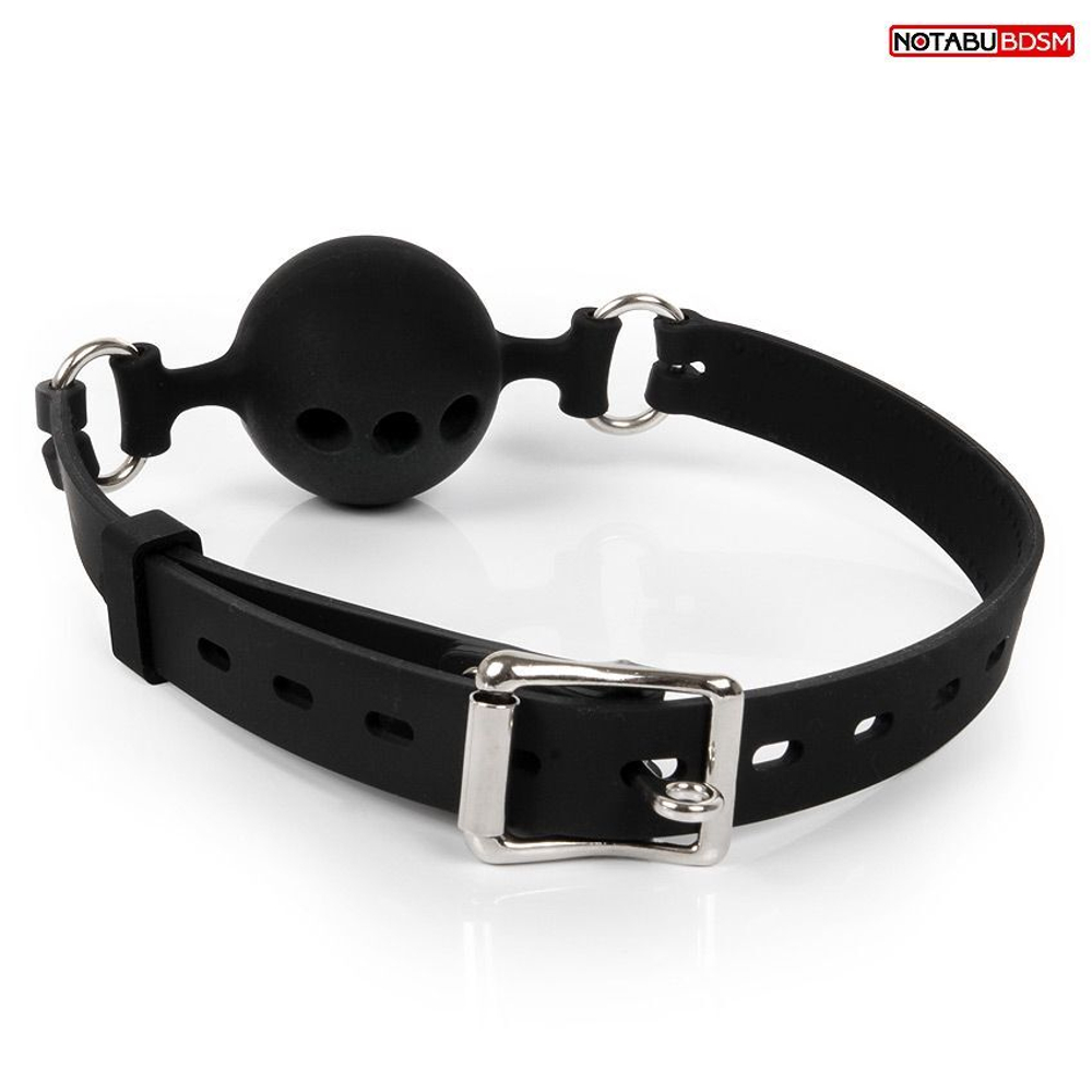 Черный силиконовый кляп-шарик с отверстиями на регулируемом ремешке (Цвет: черный)