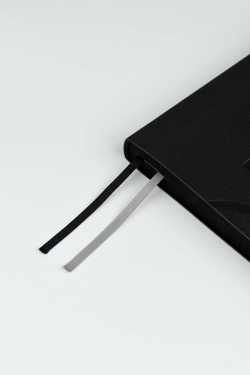 Ежедневник датированный 2026 ESCALADA, #ДУМАЙ КАК МИЛЛИАРДЕР, А5+, 176 л., арт. 70211/ 10 КАССАНДРА ЧЁРНЫЙ (кожзам: 175х245 мм, мягкий переплёт, запаянный край, материал обложки: искусственная кожа "Кассандра"; декор: блинтовое тиснение; способ крепл