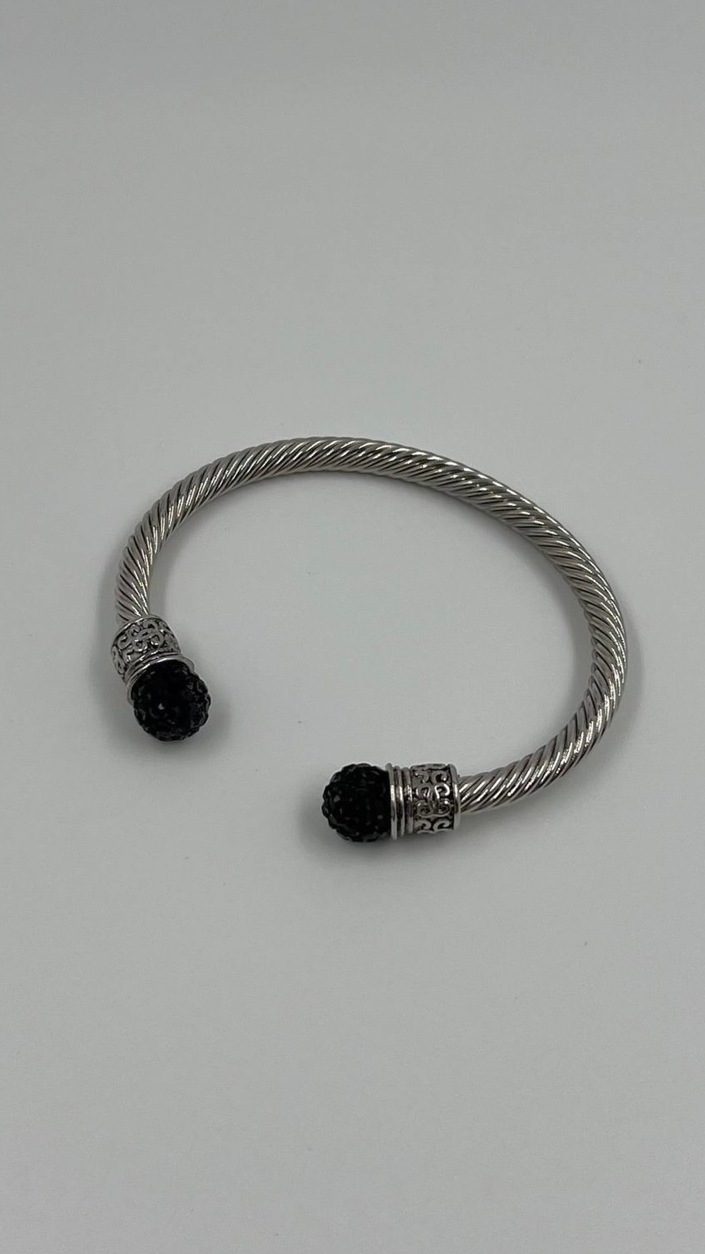 Браслет кафф с чёрными кристаллами