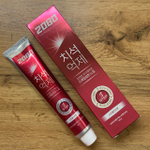 Зубная паста Dental Clinic 2080 Triple Effect Strong Mint Red очищает и защищает от кариеса Toothpaste 140 г