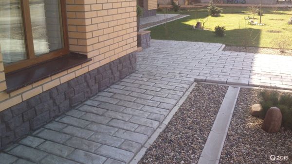 Отмостка вокруг здания.