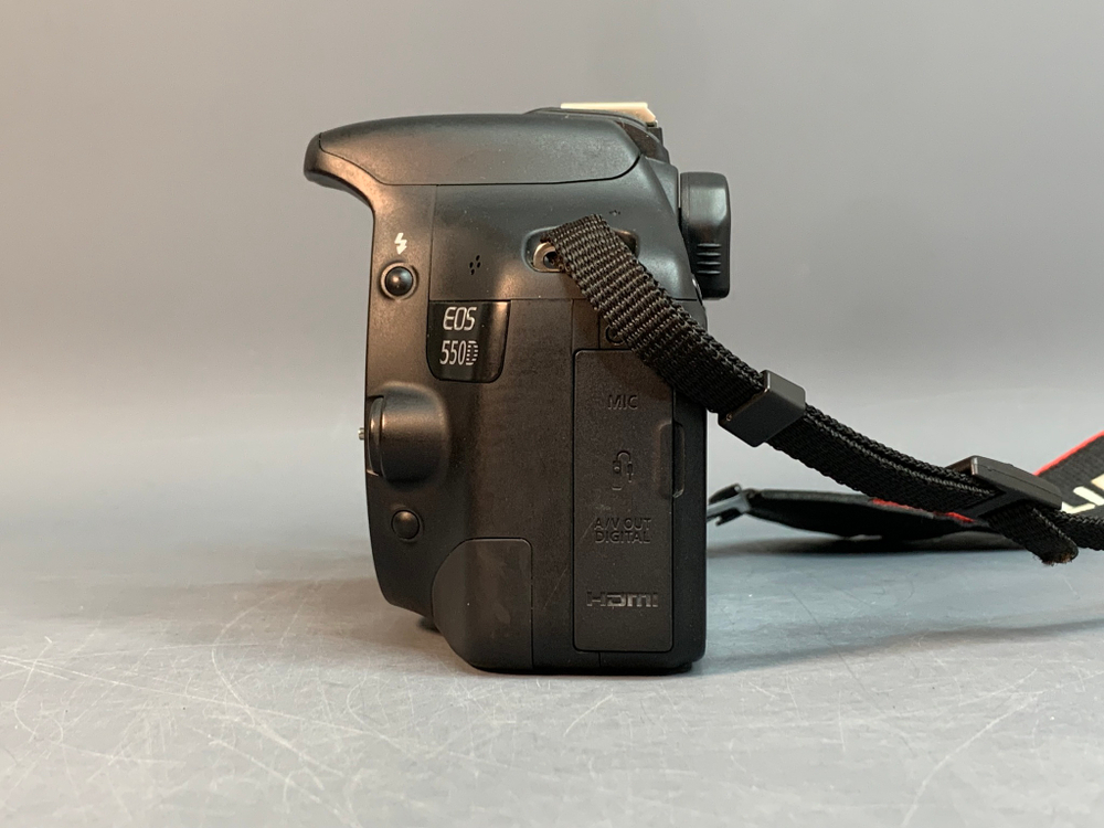 Canon 550D kit 18-55mm 10.200 кадров