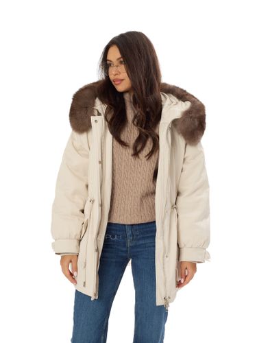 Молочная пуховая парка с мехом