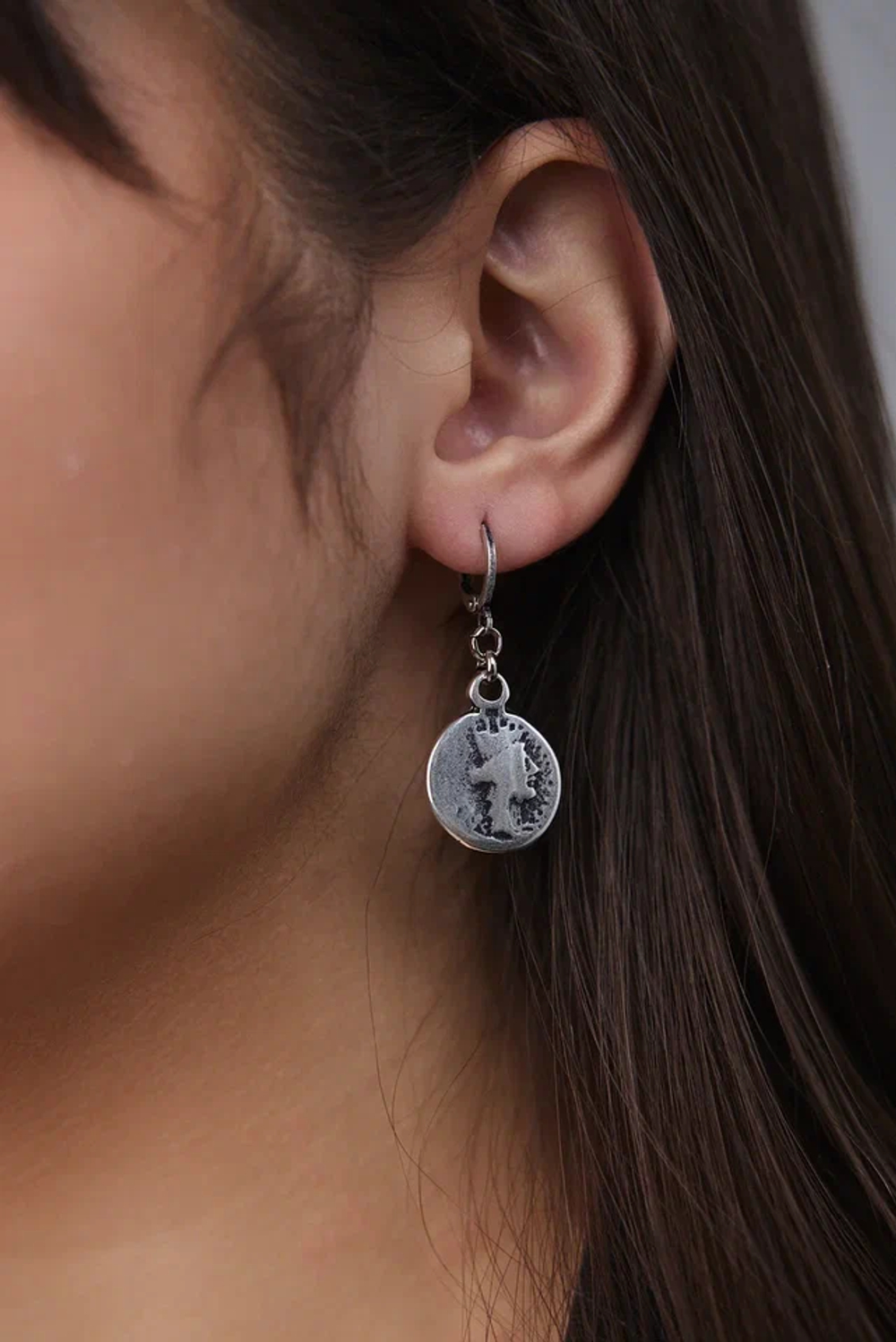 Серьги монеты с профилем королевы Елизаветы, оттенок серебро, замок левербек