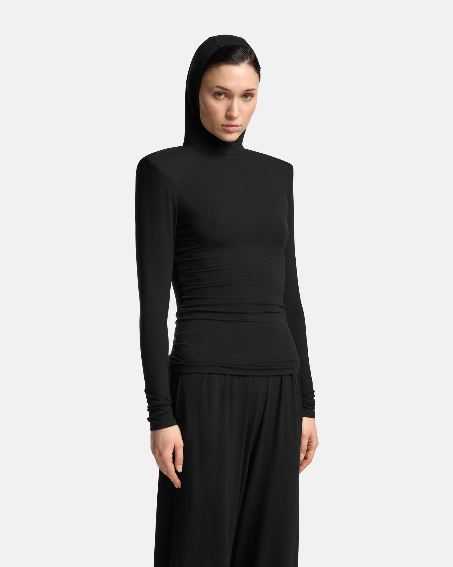 ЛОНГСЛИВ С КАПЮШОНОМ ИЗ ТРИКОТАЖА