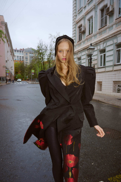 Бархатный чепчик с декором в тон