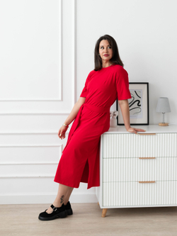 Платье спортивное с разрезами и поясом