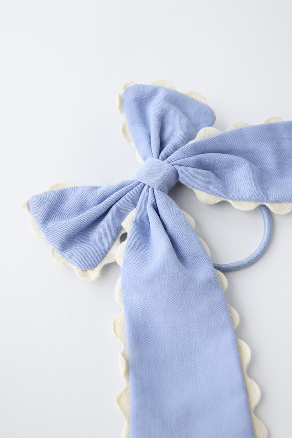 ZARA РЕЗИНКА ДЛЯ ВОЛОС С БАНТОМ И ВОЛНИСТОЙ ОТДЕЛКОЙ, ЭКРЮ/СИНИЙ