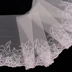 Вышивка на сетке лаванда светлая (правая) 22 см