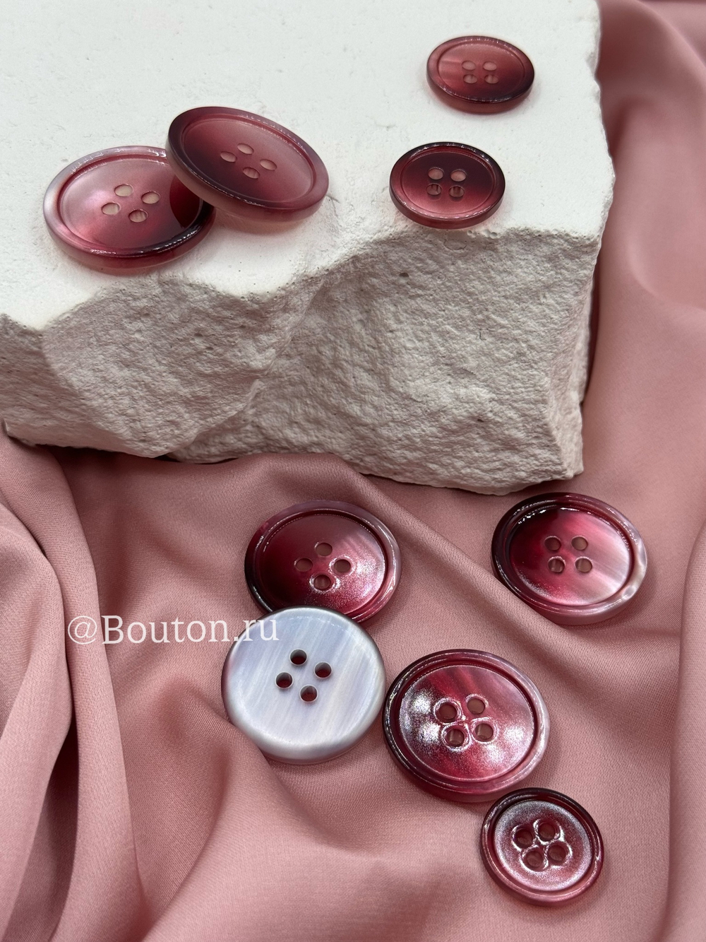Пуговицы на прокол с градиентом красные