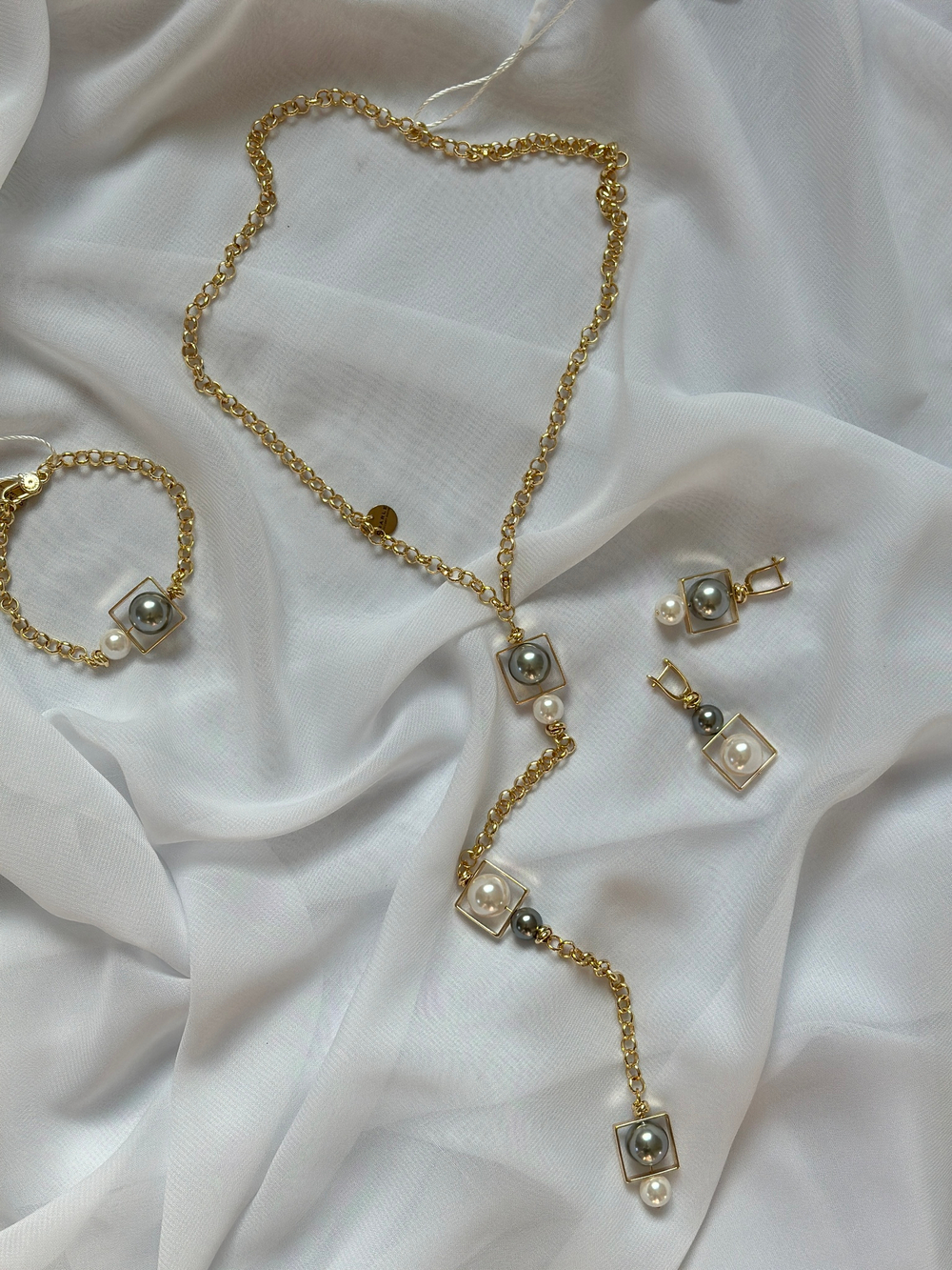 Серьги асимметричные miss Di золото с белым и серым жемчугом Майорка