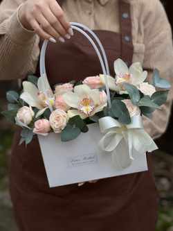 Композиция  в крафтовой сумочке из пионовидные кустовых роз, орхидеи цимбидиума и эвкалипта