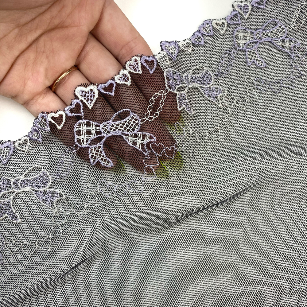 Вышивка на сетке черный/лаванда 18 см