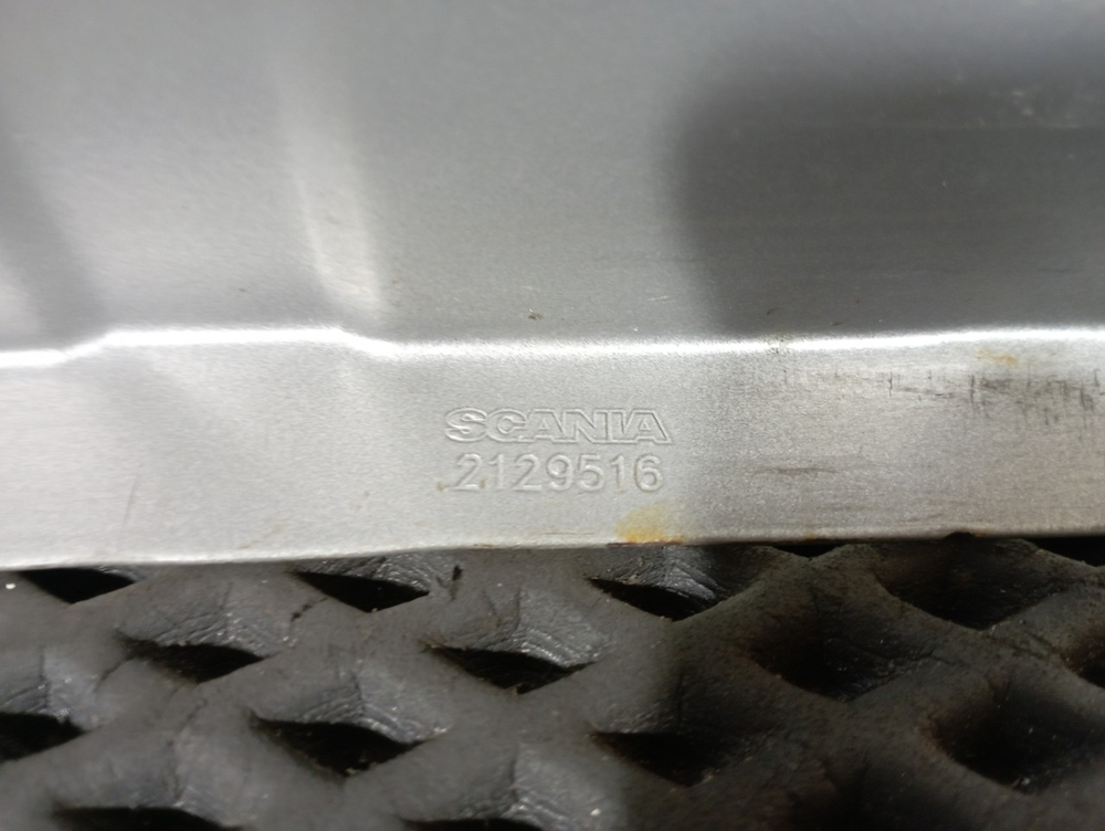 Пластина вещевого ящика