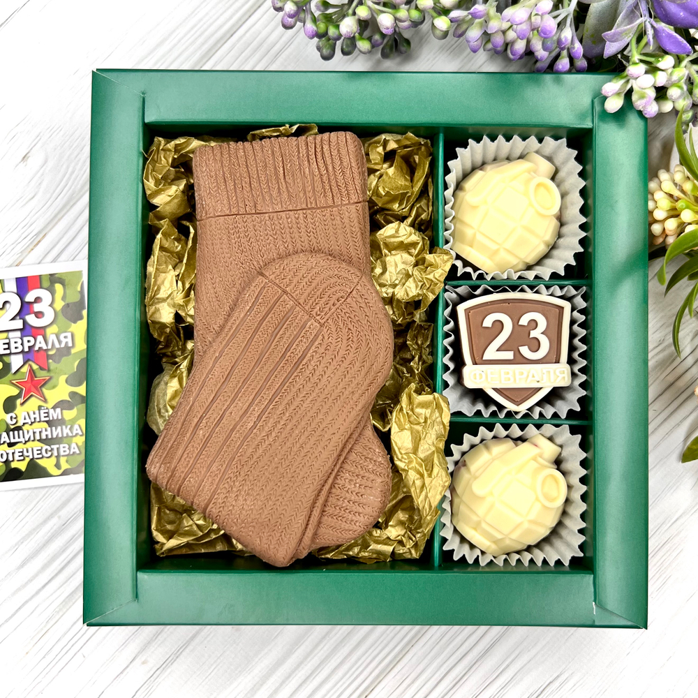 Шоколадный набор "23 февраля: носки и 3 конфеты ручной работы