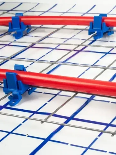 Клипса для теплого пола (50шт) поворотная для трубы D14/16/17/20мм на арматурной сетке, синяя, полипропилен