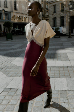 ZARA АТЛАСНОЕ ПЛАТЬЕ МИДИ С КОМБИНИРОВАННЫМ КРУЖЕВОМ, БУРГУНДИ