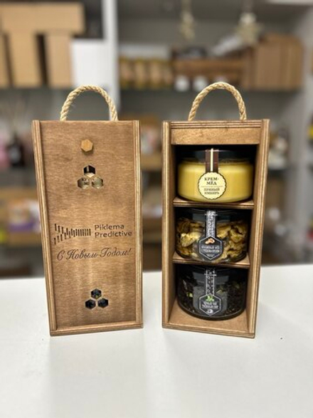 Корпоративный подарочный набор с брендированием в деревянном ящике с медом и чаем