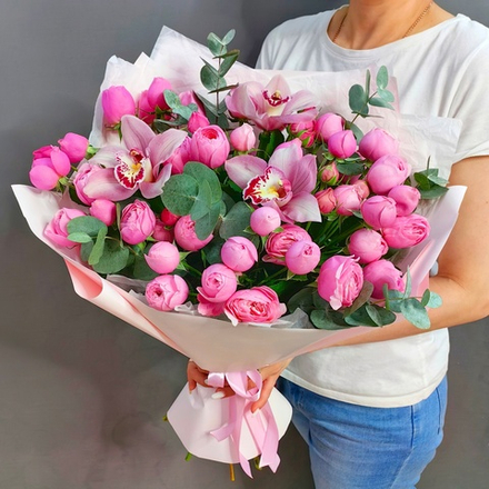 Авторский букет с кустовыми пионовидными розами "Силва Пинк"