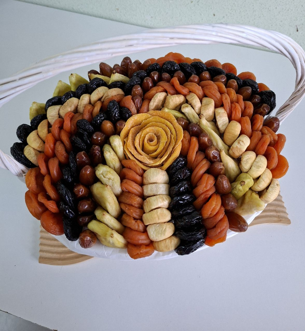 Корзина с сухофруктами