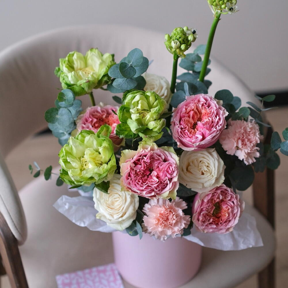 Пионовидные розы Вегги и Пинк Монстр с орнитогалумом и эвкалиптом в шляпной коробке