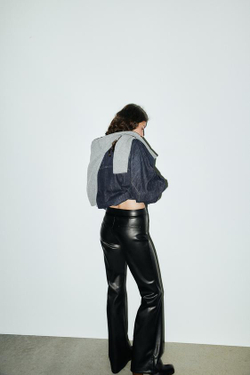 ZARA БРЮКИ FLARE ИЗ ИСКУССТВЕННОЙ КОЖИ, ЧЕРНЫЙ