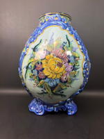 Декоративная ваза с изображением цветов