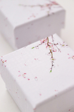 Квадратная коробочка с принтом яблони под украшения.