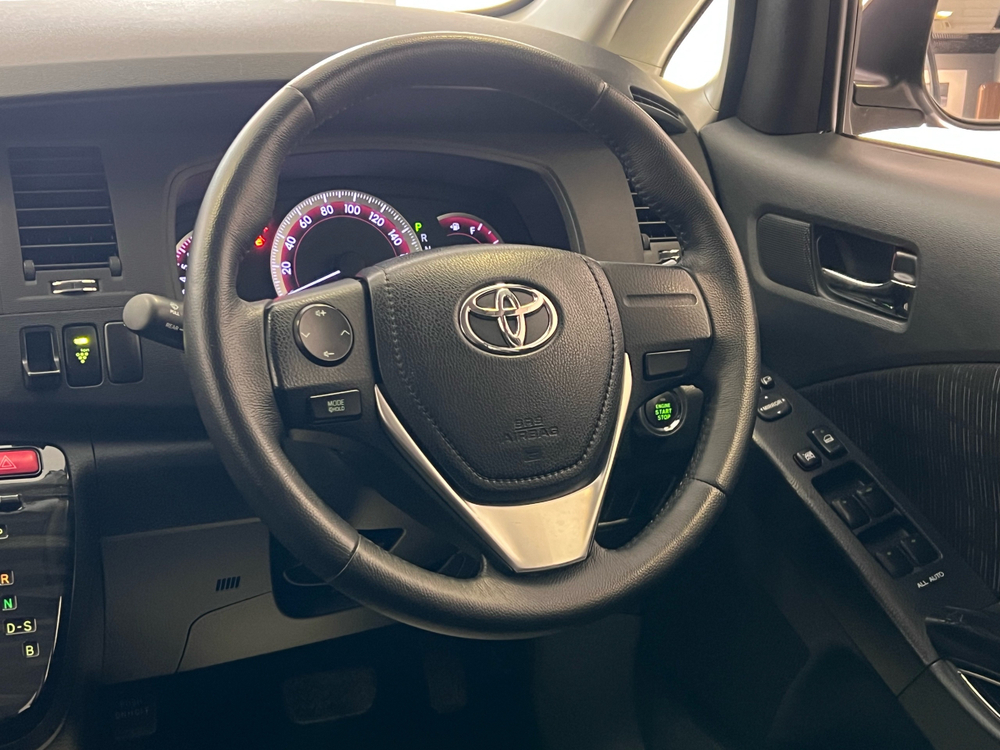 Toyota Isis, 2012 год