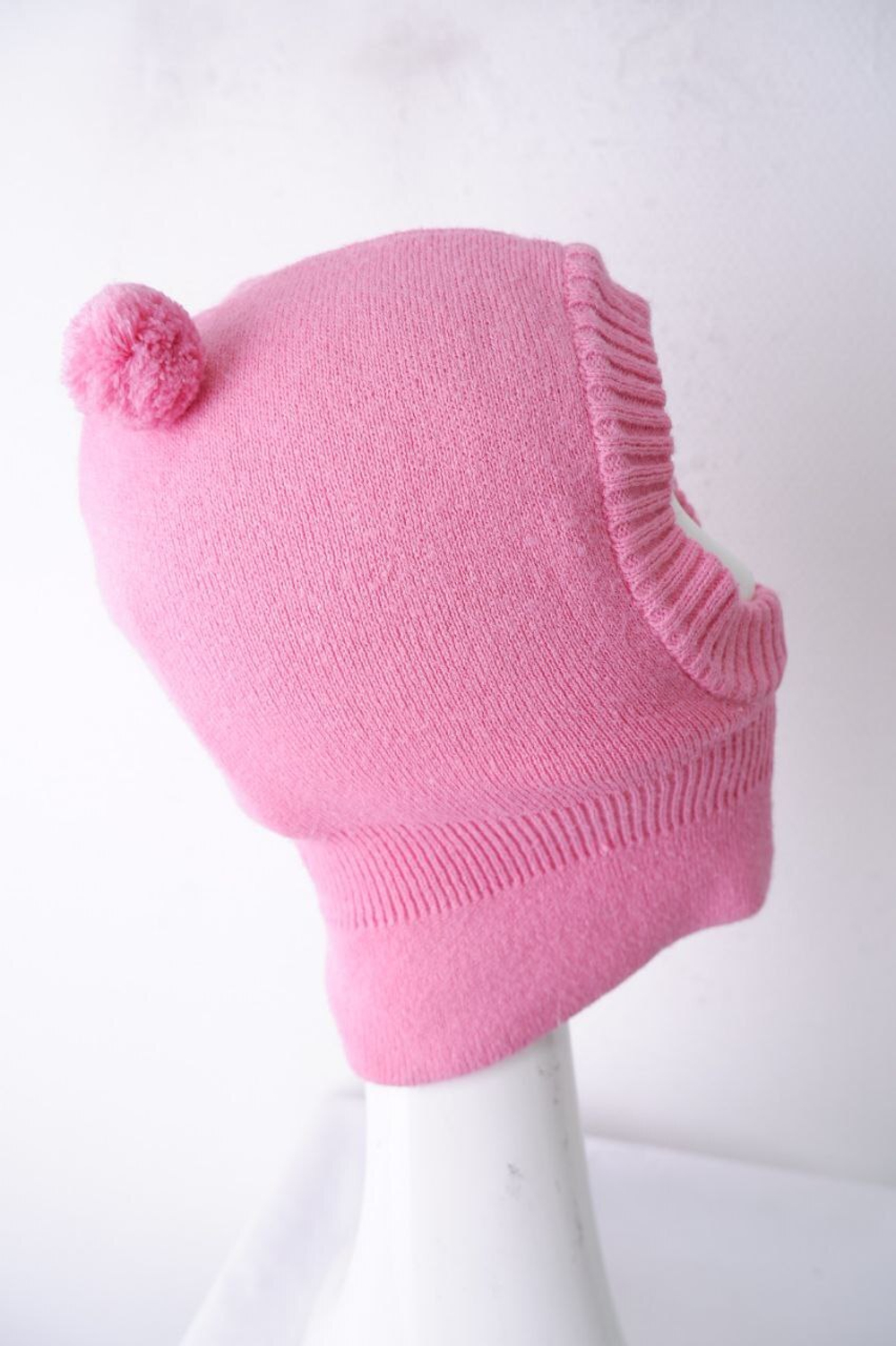 Шапка-шлем с помпонами